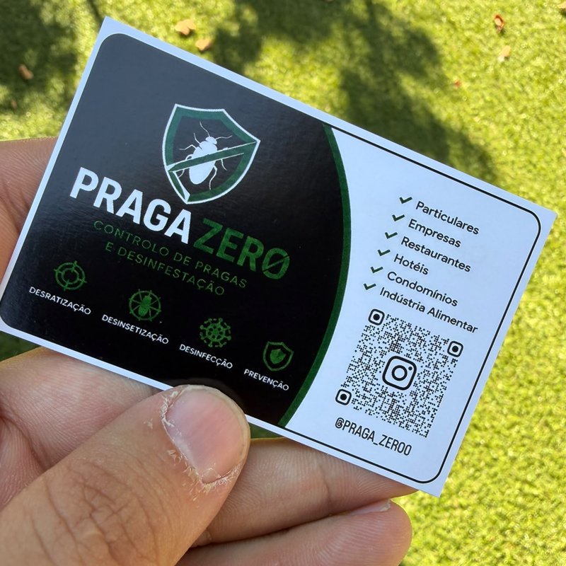 Cartão de visita da PragaZero, empresa de controlo de pragas sediada na Maia